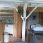 Le Sentier Des Etangs アパート